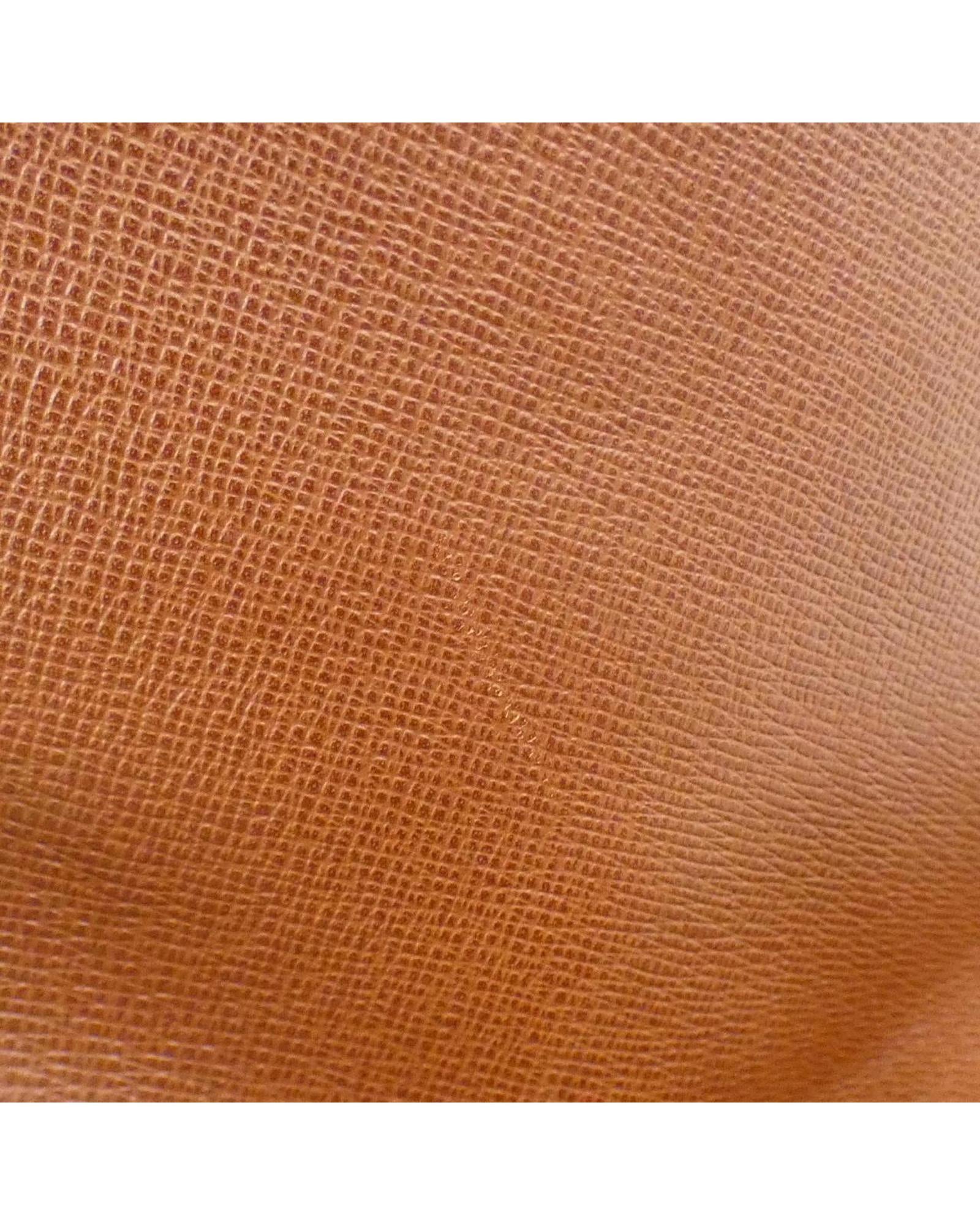 243905123.jpg
